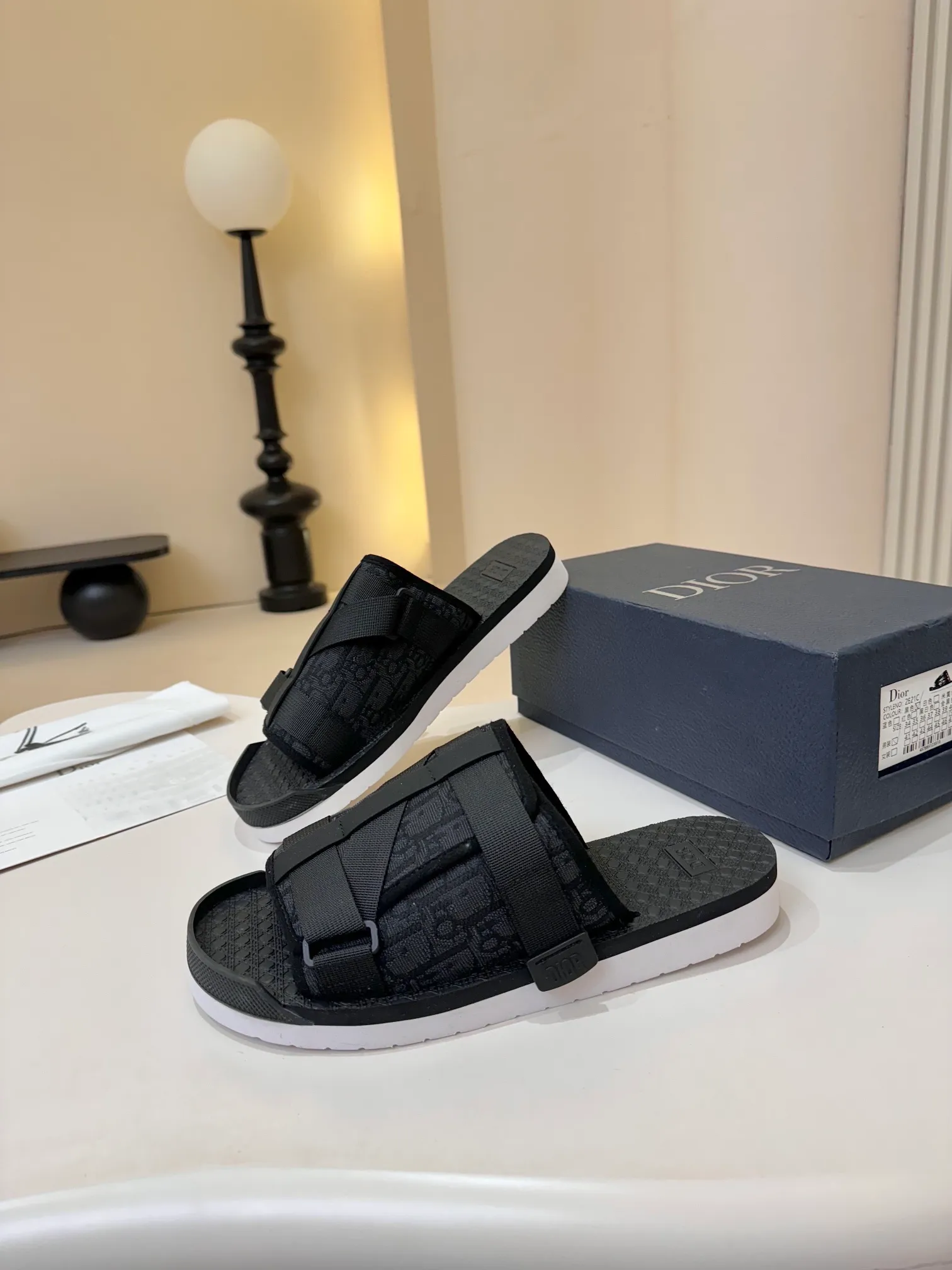 [Dior] P: 300💰 -Size: 38-46 Dior Dior D’s classic men’s slippers, high-end boutique, original material, pure cotton printed canvas upper, fine workmanship, super soft sole, casual, loose and comfortable, a must-have in summer!